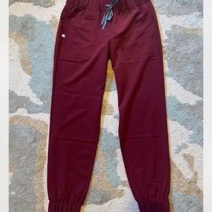 FIGS MAROON 3 piece scrub set- top, Kade bottoms, jogger pants